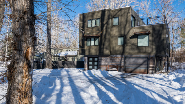 Red Elephant Resort has a large circular driveway with plenty of off street parking.
Note: The garage is not available for Guest use.