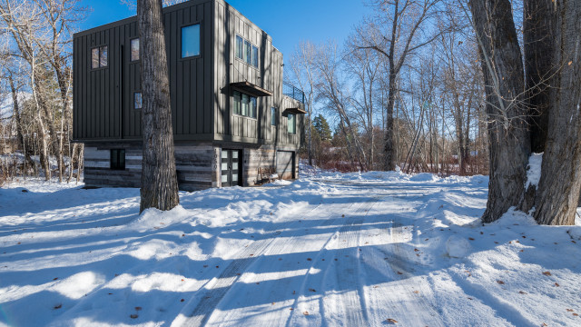Red Elephant Resort has a large circular driveway with plenty of off street parking.