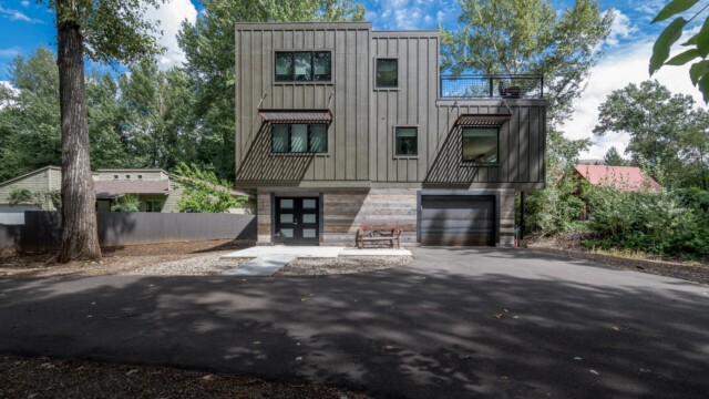 Red Elephant Resort has a large circular driveway with plenty of off street parking.
Note: The garage is not available for Guest use.